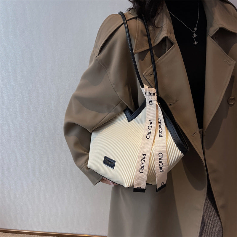 This year's popular niche design bags 2022 autumn and winter new women's bags fashion commuting shoulder bag portable tote bag