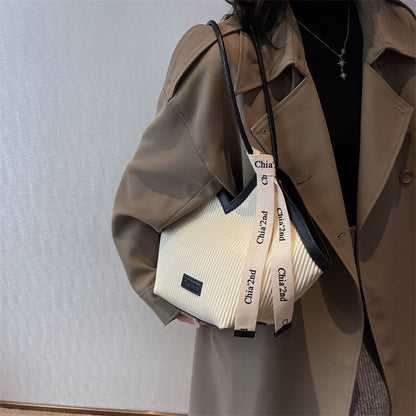 This year's popular niche design bags 2022 autumn and winter new women's bags fashion commuting shoulder bag portable tote bag