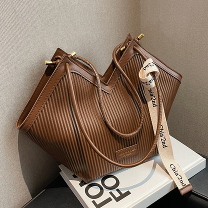 This year's popular niche design bags 2022 autumn and winter new women's bags fashion commuting shoulder bag portable tote bag