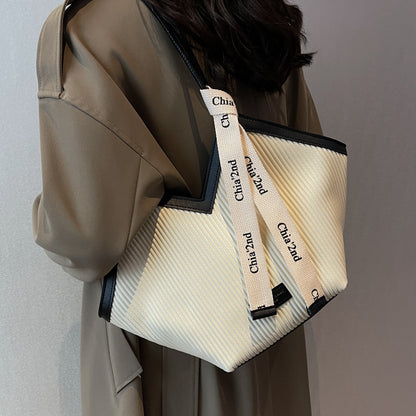 This year's popular niche design bags 2022 autumn and winter new women's bags fashion commuting shoulder bag portable tote bag