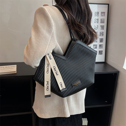 This year's popular niche design bags 2022 autumn and winter new women's bags fashion commuting shoulder bag portable tote bag