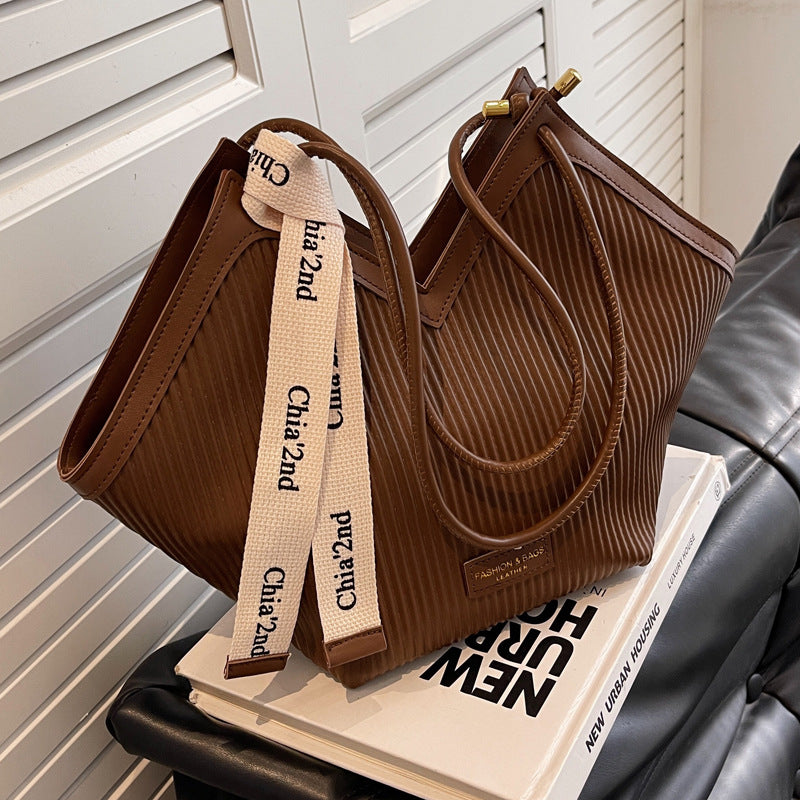 This year's popular niche design bags 2022 autumn and winter new women's bags fashion commuting shoulder bag portable tote bag