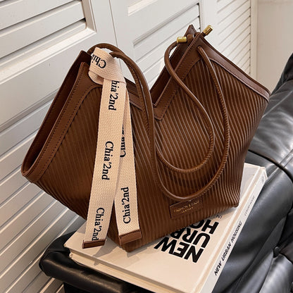 This year's popular niche design bags 2022 autumn and winter new women's bags fashion commuting shoulder bag portable tote bag