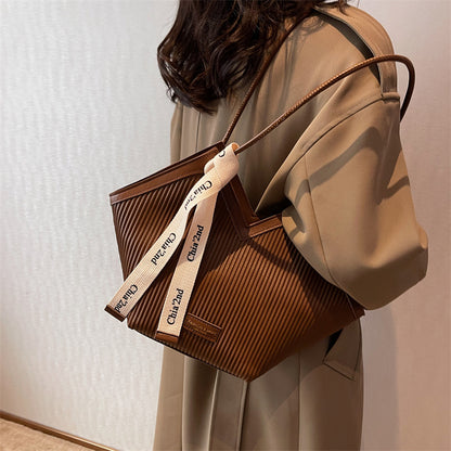 This year's popular niche design bags 2022 autumn and winter new women's bags fashion commuting shoulder bag portable tote bag